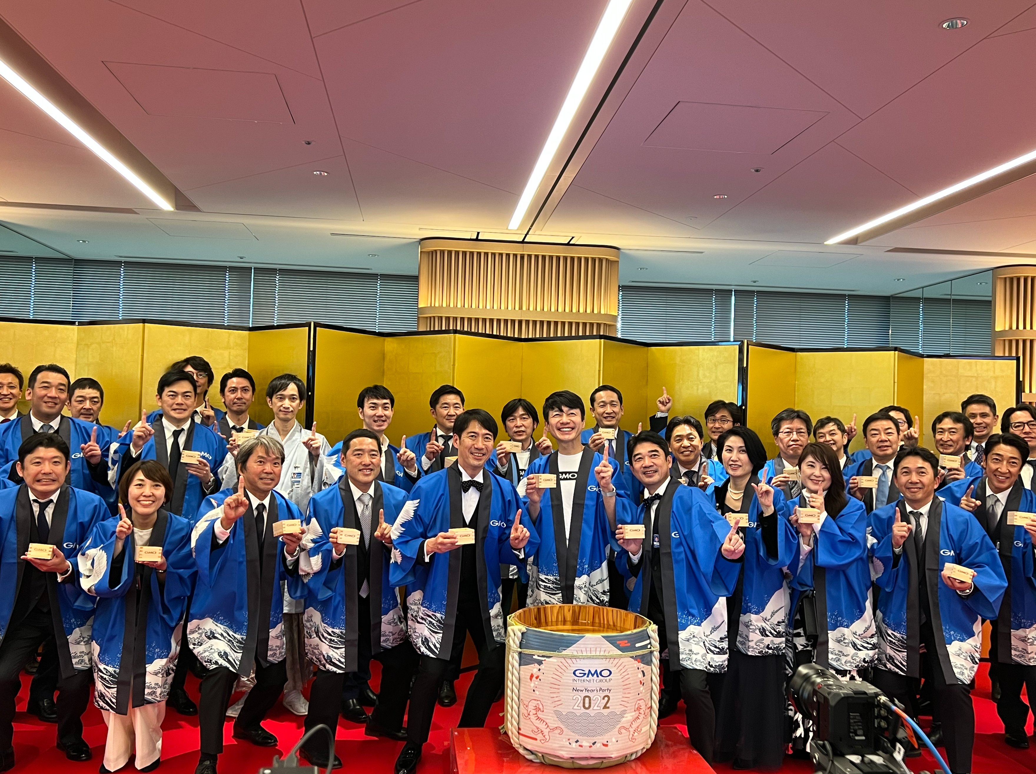 熊谷正寿 Gmo Gmoでは写真を撮る際 2本の指でピースではなく 1本の指で1番ポーズにしています これは お客様に一番素晴らしいサービスを提供する という意味です 変な習慣で連帯感が高まるシリーズその2ｗ ナンバー1ポーズ 経営のコツ