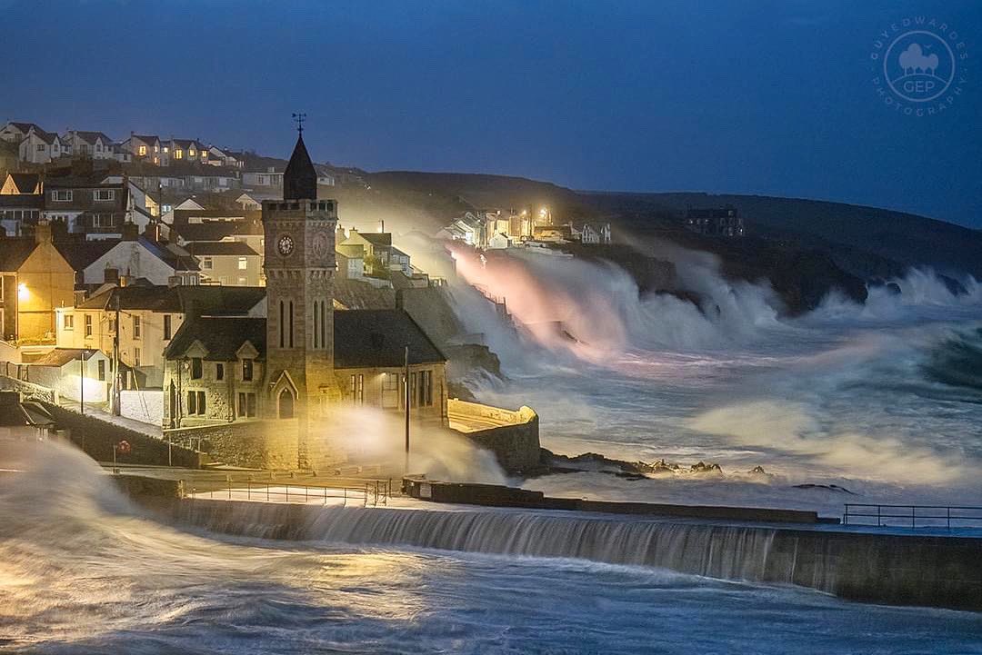 guyedwardes's tweet photo. Storm Eunice with the waves breaking over Porthleven seafront and the spray illuminated by various different light sources.

© Guy Edwardes Photography

#stormeunice #metoffice #visitcornwall https://t.co/ww7fBymnvB