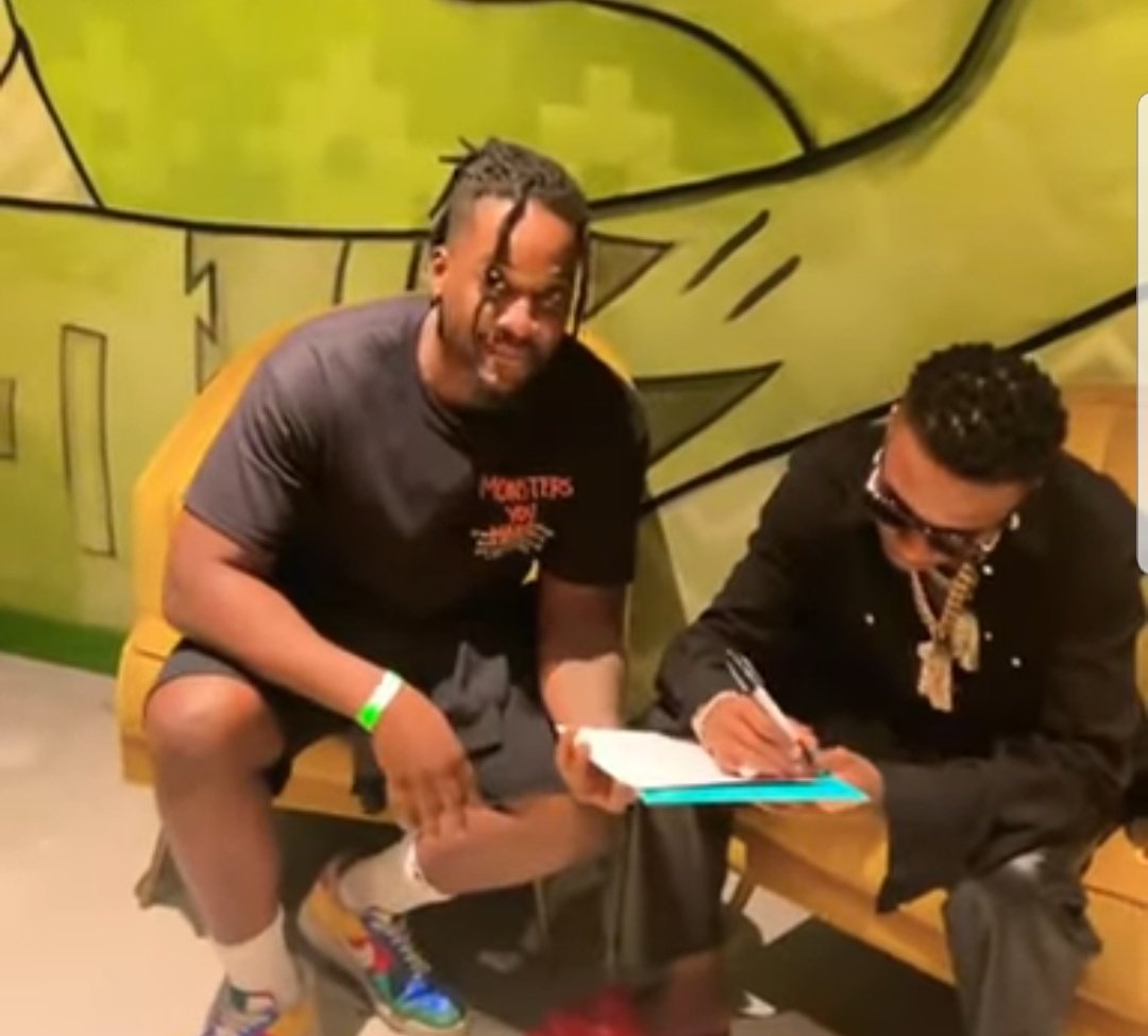 realviva__'s tweet photo. Wizkid signing an autograph not knowing they're my adoption papers. https://t.co/idv2YLvk5s