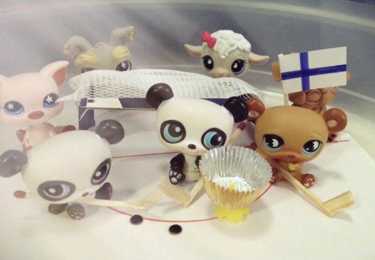 nurkupanda's tweet photo. Heräsin unilta huutoon:
Suomelle sataa mitaleita!
🇫🇮Kerttu Niskanen pronssia!
🇫🇮Leijonat kultaa!
Hurraa Björninen &amp; Pokka! 
#ROC jää toiseksi - Suomen eka jääkiekon #olympiavoitto! 
#Finland won🥇 in men’s #icehockey #olympialaiset #Leijonat #jääkiekko #torille #olympiakisat https://t.co/F1Tb6poBfL