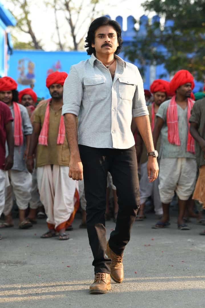 SairaamKalyan's tweet photo. #BheemlaNayak nundi Ochina Stills anniti lo
"Manalni Evadraa aapedhi" ane Attitude ey kanipisthundhi 😄💥💥💥

USTAAD @PawanKalyan 🦁❤ 

https://t.co/zNLmMnHMVG https://t.co/U6RR4AwmPT