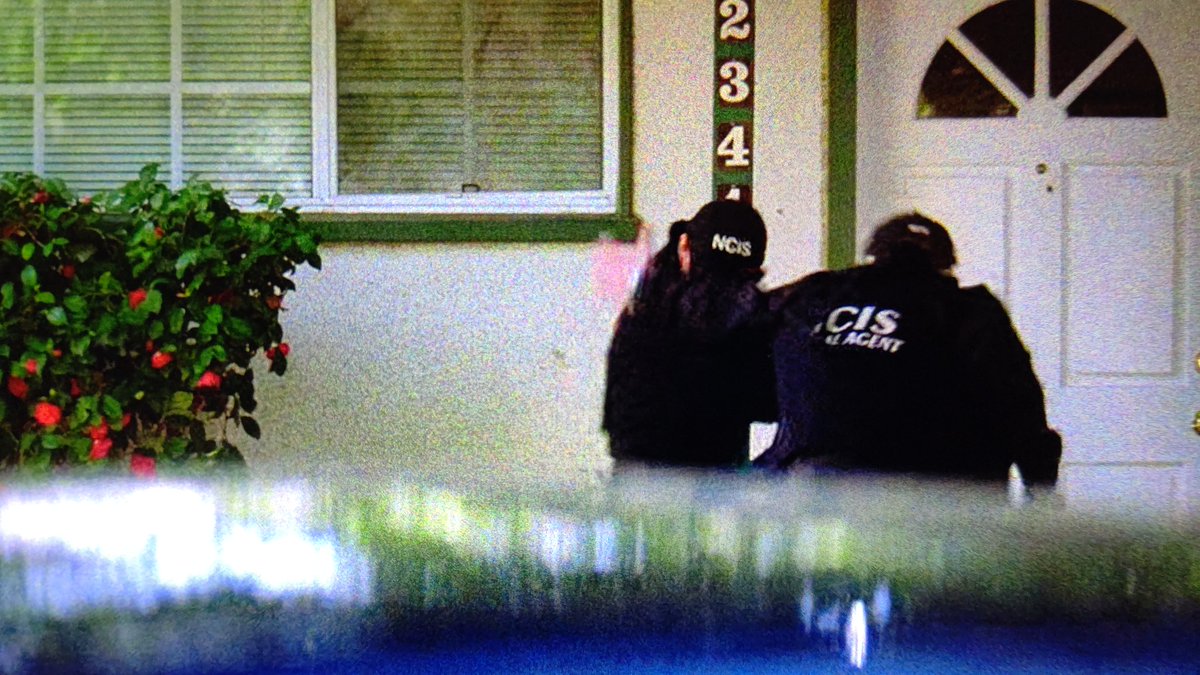 emichelle_24's tweet photo. 銃撃からギブスに護ってもらうケイト 羨ましいっ😆
#NCIS 2x19 #Gibbs #KateTodd #ncisjp #FOXチャンネル https://t.co/eQ9nIfcsl6