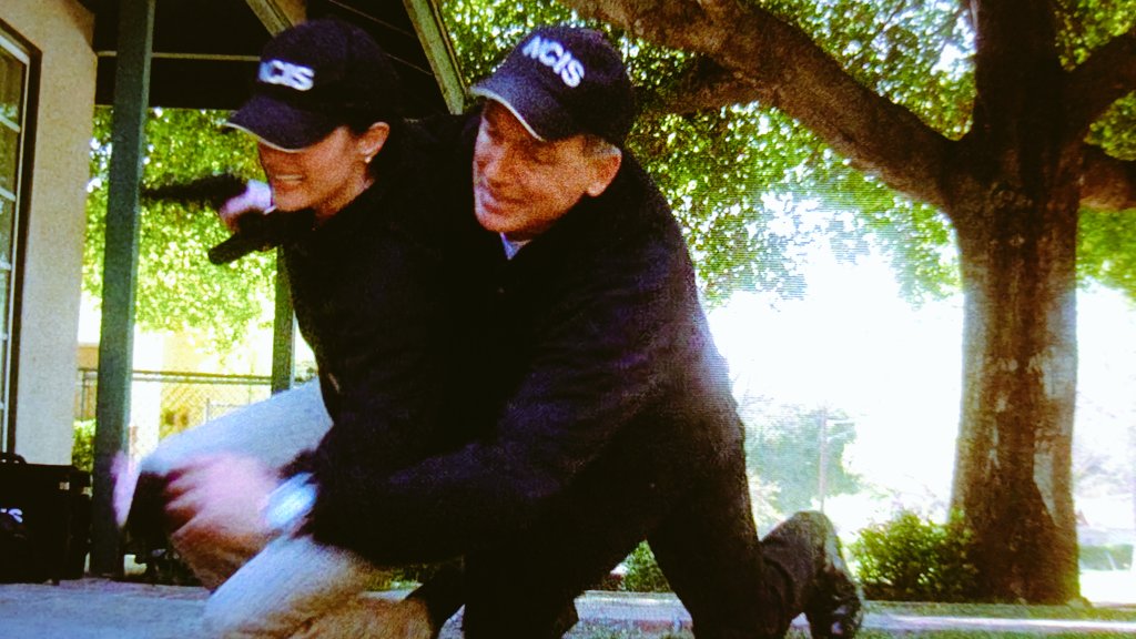 emichelle_24's tweet photo. 銃撃からギブスに護ってもらうケイト 羨ましいっ😆
#NCIS 2x19 #Gibbs #KateTodd #ncisjp #FOXチャンネル https://t.co/eQ9nIfcsl6