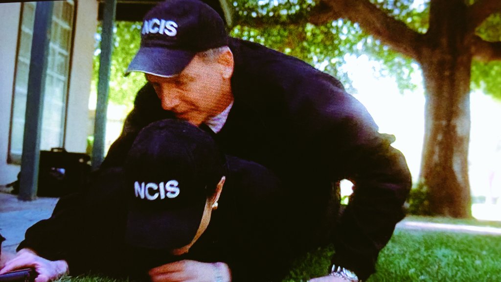emichelle_24's tweet photo. 銃撃からギブスに護ってもらうケイト 羨ましいっ😆
#NCIS 2x19 #Gibbs #KateTodd #ncisjp #FOXチャンネル https://t.co/eQ9nIfcsl6