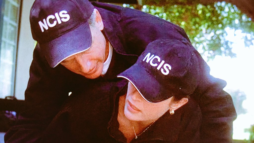 emichelle_24's tweet photo. 銃撃からギブスに護ってもらうケイト 羨ましいっ😆
#NCIS 2x19 #Gibbs #KateTodd #ncisjp #FOXチャンネル https://t.co/eQ9nIfcsl6