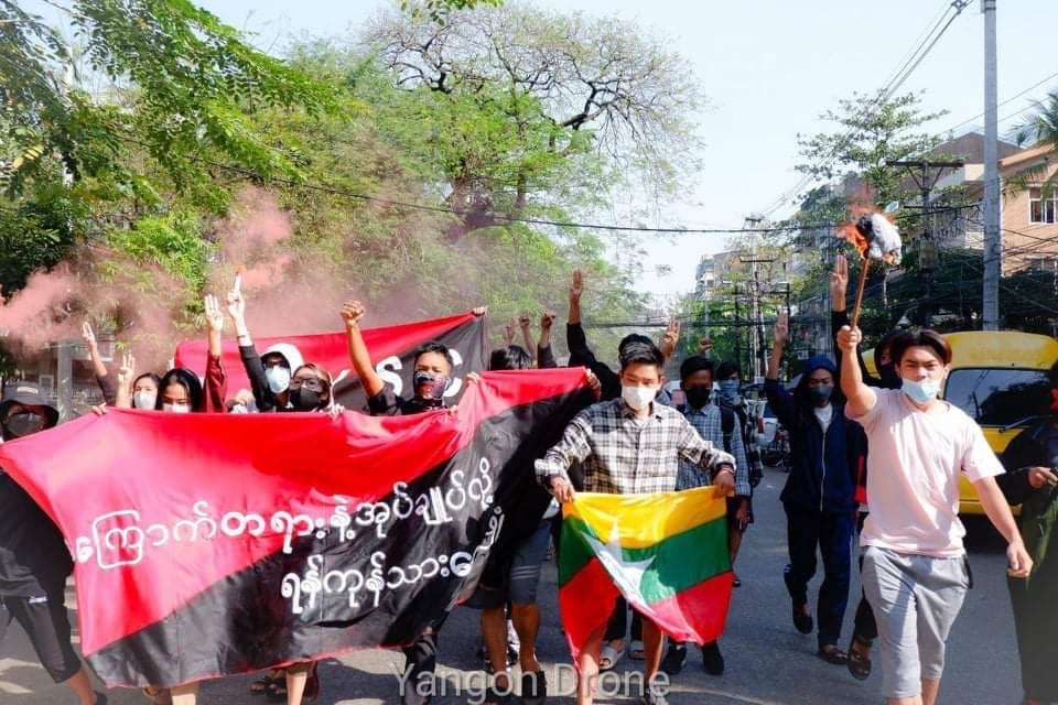 Myanmar_Now's tweet photo. ရန်ကုန်မြို့တွင် ယနေ့ (ဖေဖော်ဝါရီ ၂၀) နံနက်၌ "အကြောက်တရားဖြင့်အုပ်ချုပ်လို့ ရန်ကုန်သားတွေမဖြုံ" ဆိုသော စာတန်း ကိုင်ဆောင်ပြီး ဖက်ဆစ်ဆန့်ကျင်ရေးပြောက်ကျားသပိတ်ကို ပြုလုပ်ခဲ့ကြသည်။ ဓာတ်ပုံ- Nway Oo/ Yangon Drone https://t.co/uxpwcm17Uk