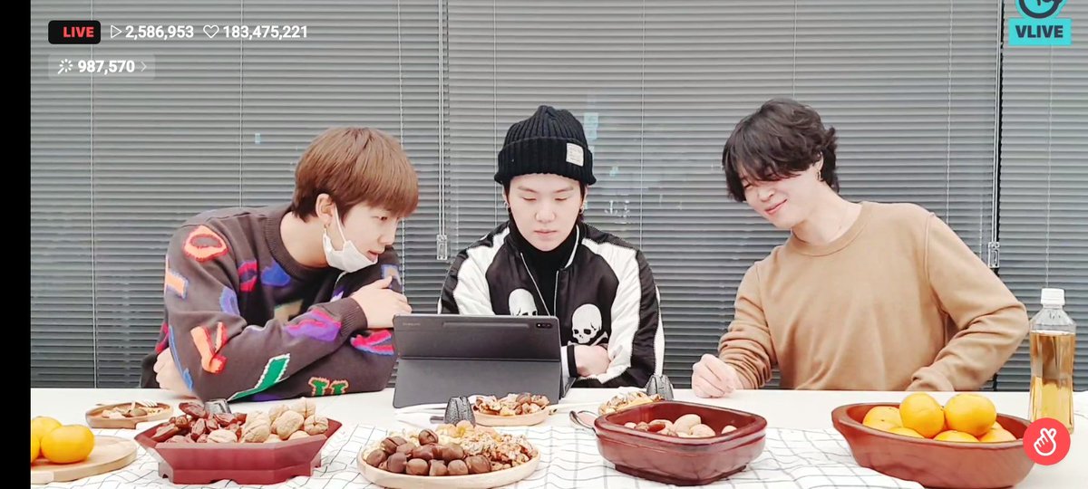 JaenMenika's tweet photo. Como cuando solo con un live te pueden alegrar la madrugada y el resto del día 💜💜💜😭 como no quererlos tanto 💜✨
#VLIVE @BTS_twt  #namjoon #yoongi #Jimin https://t.co/L1bTzp3KYN