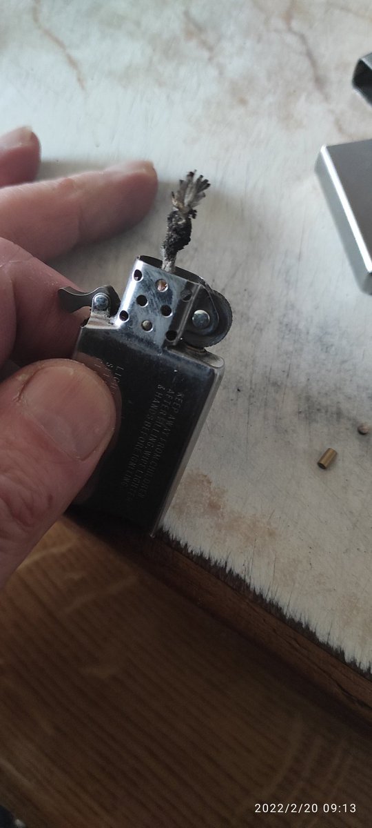 MasterRelaxe's tweet photo. Moin moin ☕ ☕ 🚬 🚬 ziemlich frischer Sonntag ☕ ☕... drum...
#Zippo Wartung
#Docht gekürzt...
Mit so nem "verbrannten" Docht, bekommt man auch keine schöne Flamme... https://t.co/0RcdyEiKqP