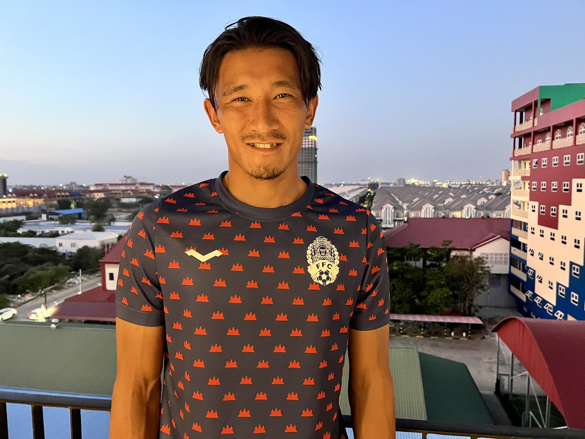 Mizuno Hikaru 水野 輝 カンボジアリーガー7年目 プロ歴9年目 プノンペン在住 サッカー カンボジア代表 が着用してるユニフォームのデザインがオシャレで購入 アンコールワット のロゴが良き Varaman Cambodia Nationalteam Football Ffc
