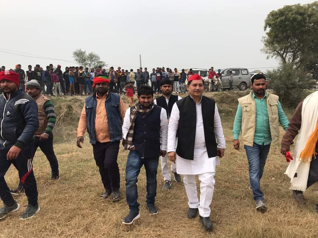 yadavajm's tweet photo. @LDYlfwaeeSjnw8n @yadavakhilesh @dimpleyadav @MPDharmendraYdv @NareshUttamSP अखिल भारतवर्षीय यादव युवा महासभा अध्यक्ष,महाराष्ट्र, यादव समाज ट्रस्ट राष्ट्रीय महासचिव,तीन बार से लगातार महाराष्ट्र उपाध्यक्ष जनता की सेवा गरीब दुखियों की मदद ही @rajendrabyadav  जी का 20 साल से मुख्य लक्ष्य है। मा.@yadavakhilesh जी ने टिकट न देकर यादवों को अपमानित किया है। https://t.co/FtWdryVPS5