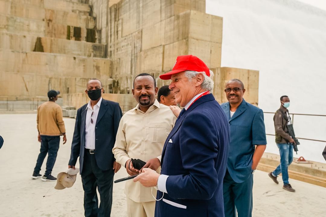 AbiyAhmedAli's tweet photo. ዐባይ ወንዛችንን ሀገራችንን አልምቶ ጎረቤቶቻችንን ሊያረሰርስ ጉዞውን ቀጥሏል። ዛሬ ለኢትዮጵያ የብርሀን መባቻ ነውና መላው ኢትዮጵያውያን እንኳን ደስ አለን! 2/2 https://t.co/Wz1ezJKGgT