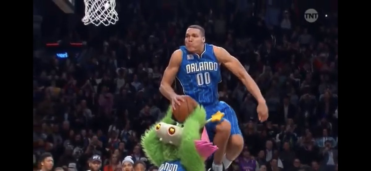 WhoFdTheStork's tweet photo. @MrWhiteSox @Rosenbergradio Leap, right hand grab, ball passed under his seat, switch to left hand and slam dunked.
over a mascot with no lift or hand on and more or less skying in a seated position.
#BestDunkEver https://t.co/nhTJ6ytTmP