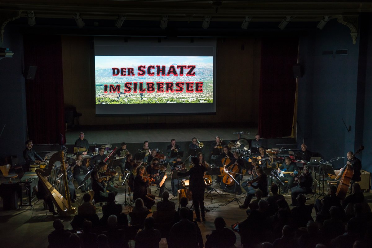 KammerphilGr's tweet photo. Wild-West-Romantik im winterlichen @stmoritz_ch : Die Kammerphilharmonie Graubünden spielte unter der Leitung von Laurent Zufferey live die Orchestermusik zum Film „Winnetou: Der Schatz im Silbersee“. Heute Sonntag um 17 Uhr noch einmal im Theater Chur zu erleben. https://t.co/EakHNJqVqG