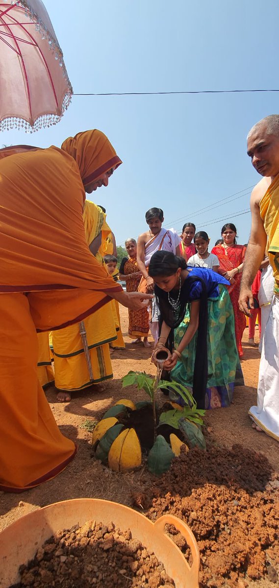 VishnuguptaVV's tweet photo. ಗಿಡಗಳನ್ನು ನೆಟ್ಟು ಇಂದು ತನ್ನ ಜನ್ಮದಿನವನ್ನು ವಿಶೇಷವಾಗಿ ಆಚರಿಸಿ ಇತರರಿಗೂ ಪ್ರೇರಣೆಯಾದ ನಮ್ಮ ಗುರುಕುಲದ ವಿದ್ಯಾರ್ಥಿನಿ ಕು. ಅನನ್ಯ! https://t.co/ABLRvyIyLh