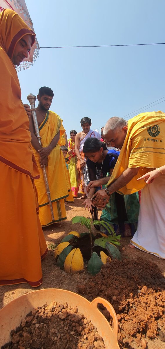 VishnuguptaVV's tweet photo. ಗಿಡಗಳನ್ನು ನೆಟ್ಟು ಇಂದು ತನ್ನ ಜನ್ಮದಿನವನ್ನು ವಿಶೇಷವಾಗಿ ಆಚರಿಸಿ ಇತರರಿಗೂ ಪ್ರೇರಣೆಯಾದ ನಮ್ಮ ಗುರುಕುಲದ ವಿದ್ಯಾರ್ಥಿನಿ ಕು. ಅನನ್ಯ! https://t.co/ABLRvyIyLh