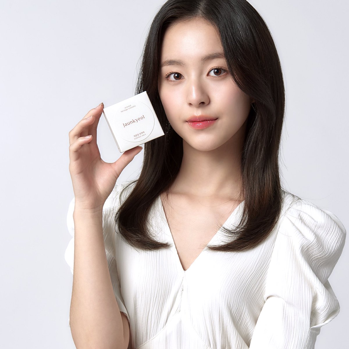 PARKJIIHU's tweet photo. Appearing with a natural face and bringing warmth to the entire room, Jihu was named the Jaunkyeol Essence Pack's special ambassador. Show something new with a beautiful packaging, this will be chosen as the best treatment for your bright skin. Grab yours! ༄ ‧₊˚ https://t.co/s1PQ7WXGHB