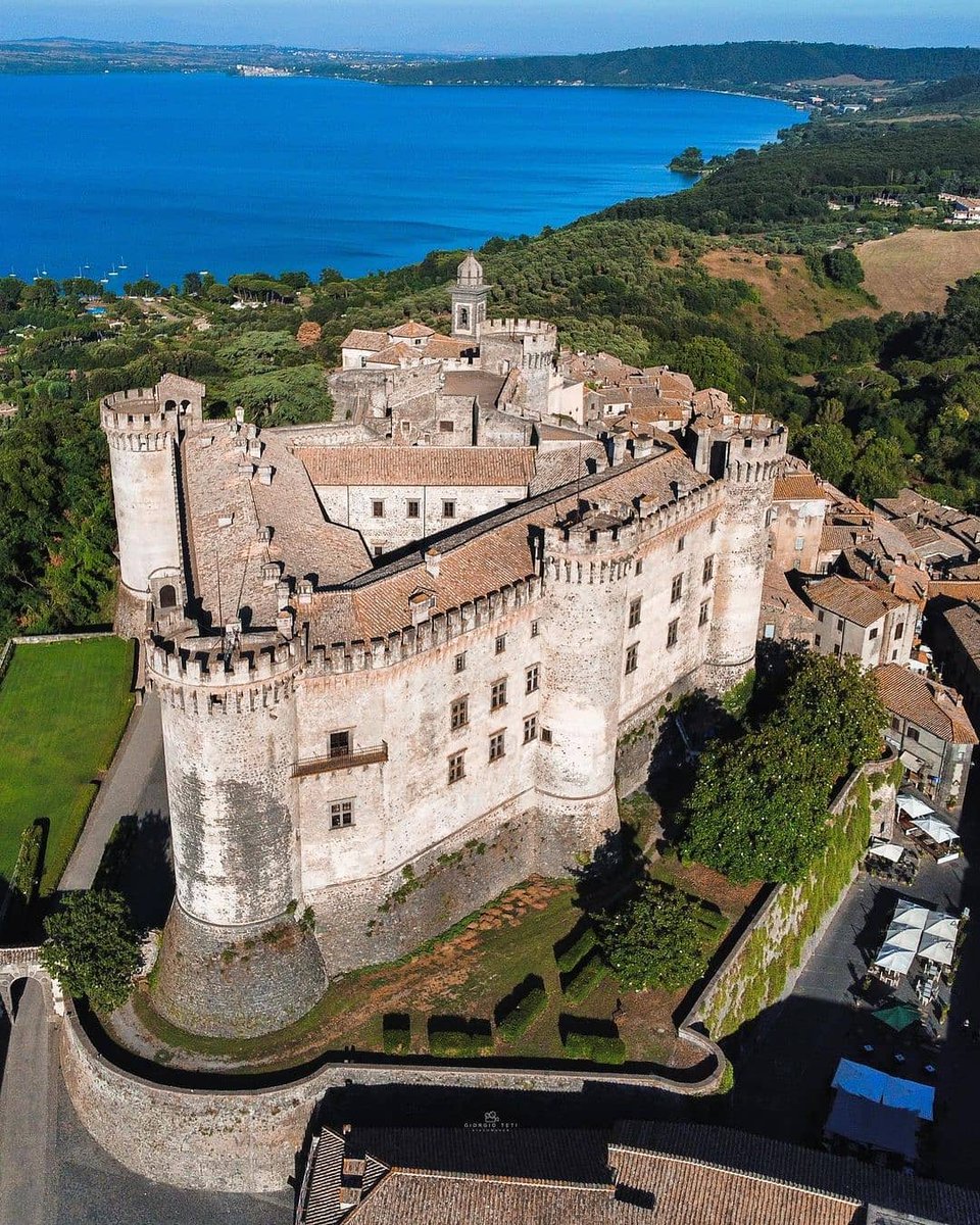 Il castello Odescalchi di Bracciano, dimora rinascimentale vicina a Roma con sullo sfondo il lago di Bracciano di origine vulcanica.

The Odescalchi Castle and Lake Bracciano of volcanic origin located a few kilometres north of Rome.

📸 by castlemypassion via IG
#VisitRome
