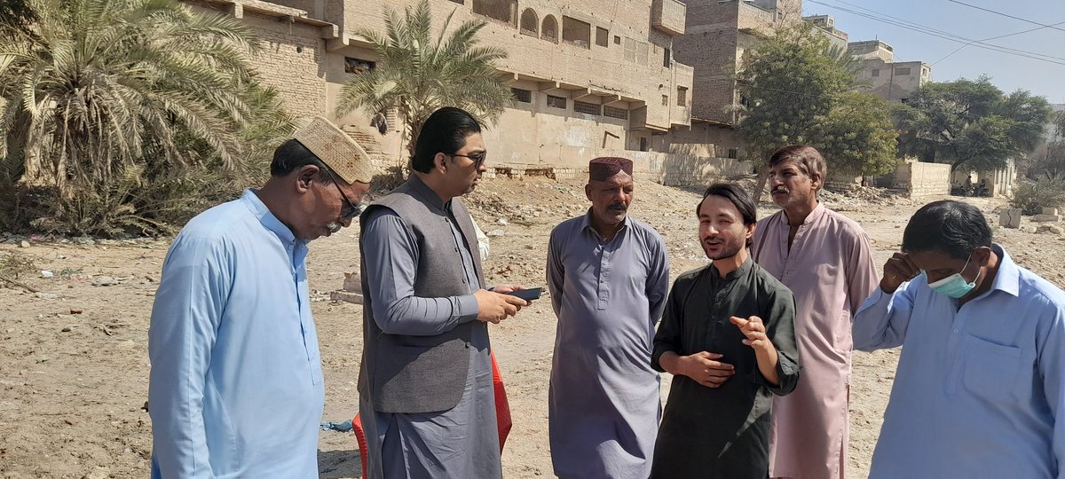 SMCSukkur's tweet photo. ایڈمنسٹریٹر سکھر  علی رضا انصاری کرسچن کمیونٹی کے قبرستان کی صفائ کے انتظامات کا جائزہ لینے کے لئے اتوار کے دن اپنی ٹیم کے ساتھ موجود ہیں۔
قبرستان کو صاف و سرسبز کیا جارہا ہے۔
#AbHogaSaafSukkur https://t.co/XGOugEMoKP