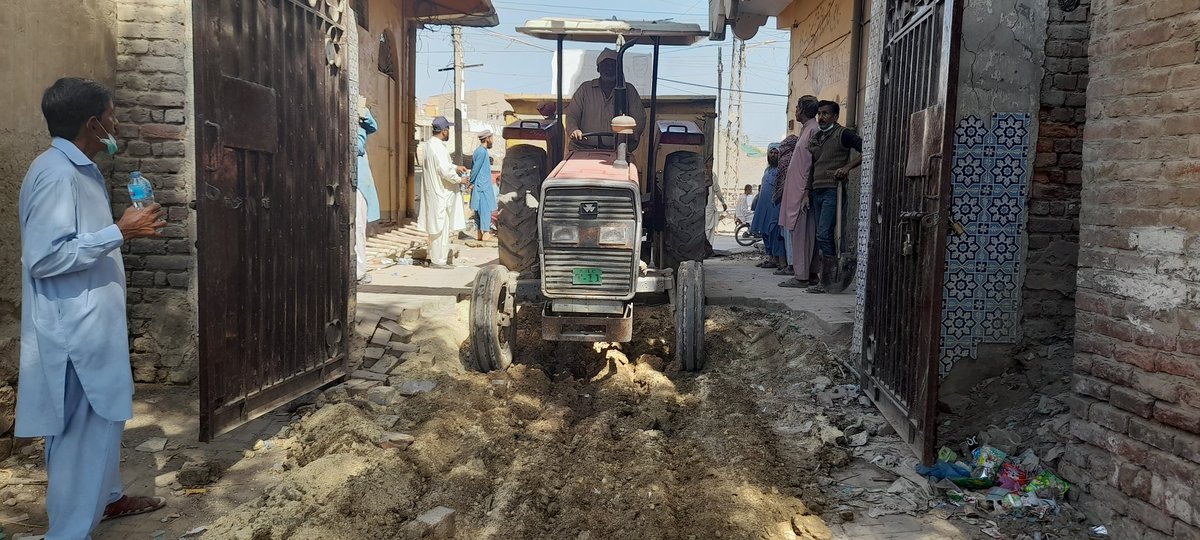 SMCSukkur's tweet photo. ایڈمنسٹریٹر سکھر  علی رضا انصاری کرسچن کمیونٹی کے قبرستان کی صفائ کے انتظامات کا جائزہ لینے کے لئے اتوار کے دن اپنی ٹیم کے ساتھ موجود ہیں۔
قبرستان کو صاف و سرسبز کیا جارہا ہے۔
#AbHogaSaafSukkur https://t.co/XGOugEMoKP