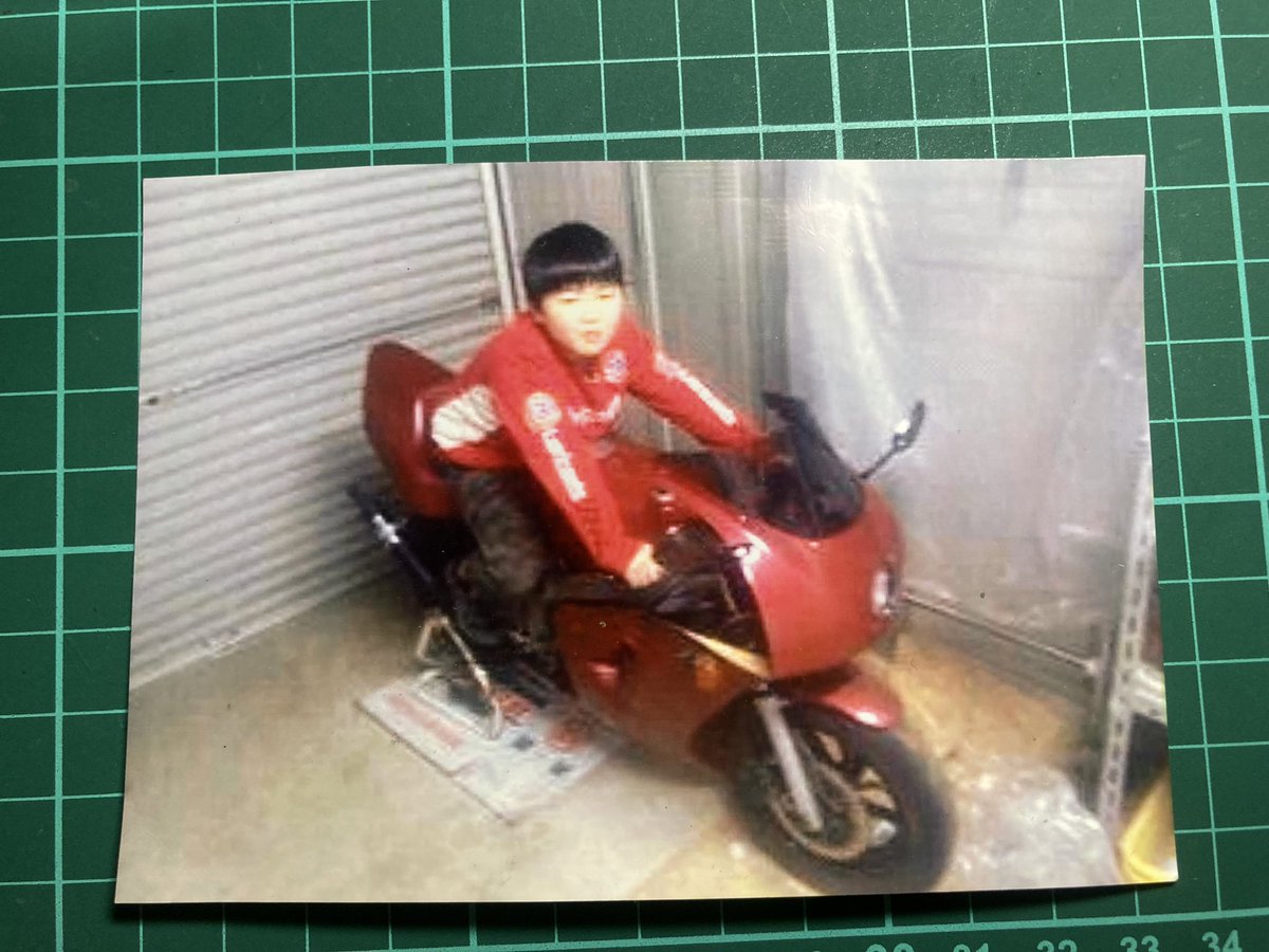 jpu_py's tweet photo. 小さい時の写真出てきた笑笑
車体は違うけど色は同じ https://t.co/ovdqOdLEdS