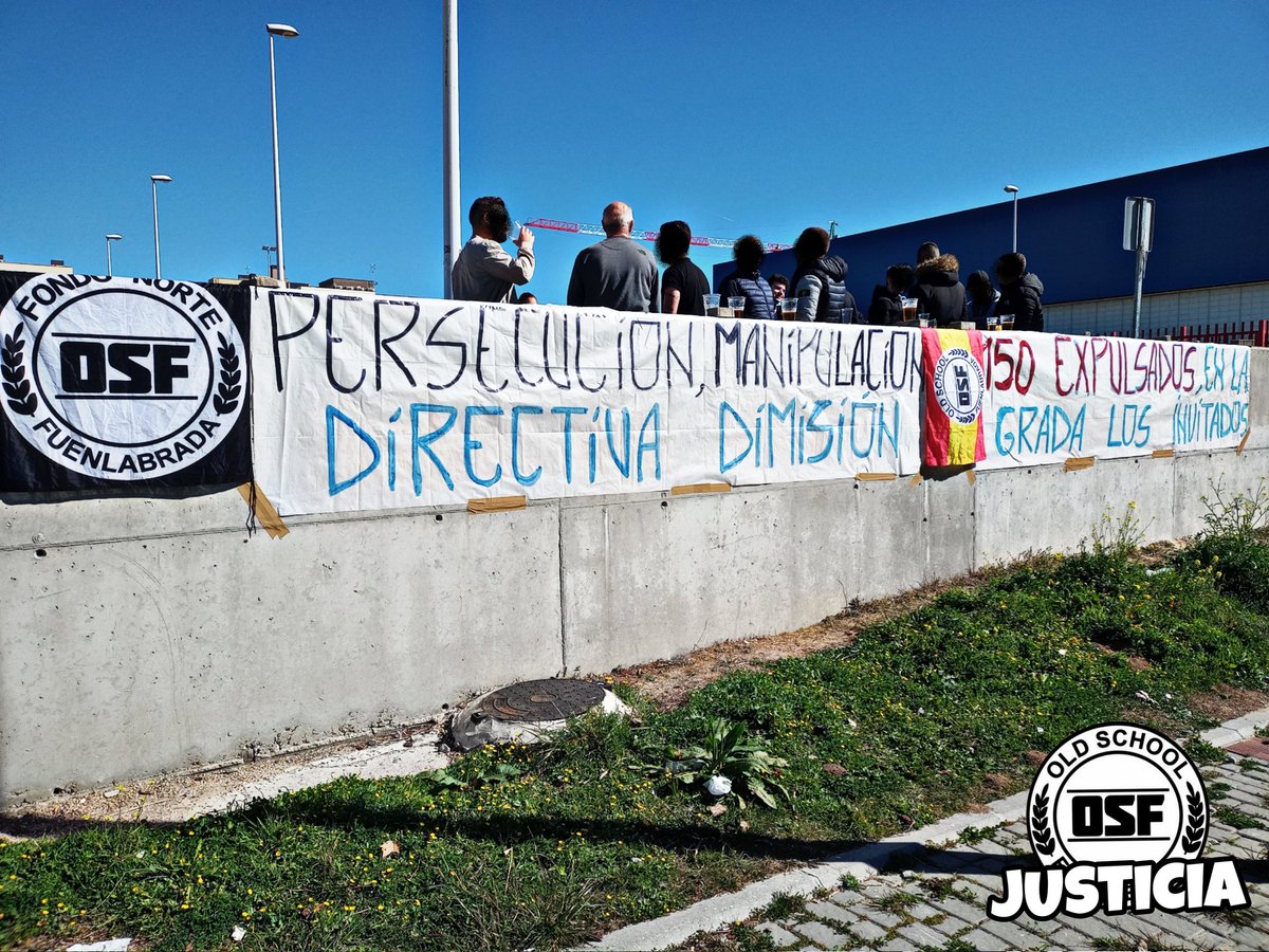 OldSchoolFuenla's tweet photo. "PERSECUCIÓN, MANIPULACIÓN, DIRECTIVA DIMISIÓN" 
"150 EXPULSADOS, EN LA GRADA LOS INVITADOS" 
#OldSchoolFuenlabrada 
#JusticiaParaOSF https://t.co/n5rJ0T7ODl