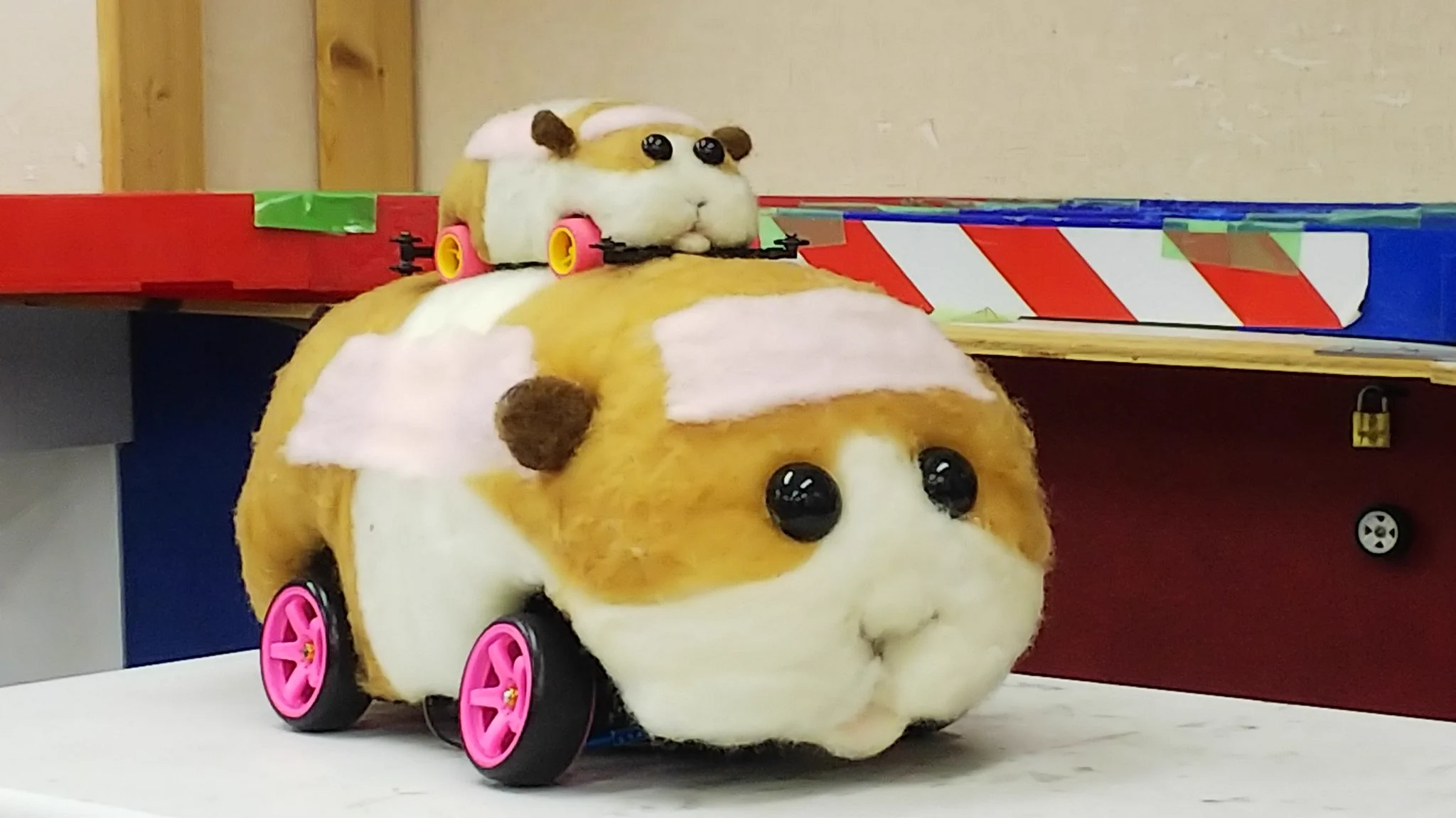 分かり過ぎる。羊毛フェルトは思った通リにはできないのよ。
上に乗ってるミニ四駆モルカーが自分の羊毛フェルト処女作、下のドリフトラジコンモルカーが第2作。
デカいと更に難易度アップだね。めんどくさ過ぎて3つ目を作る気にならないよ。  