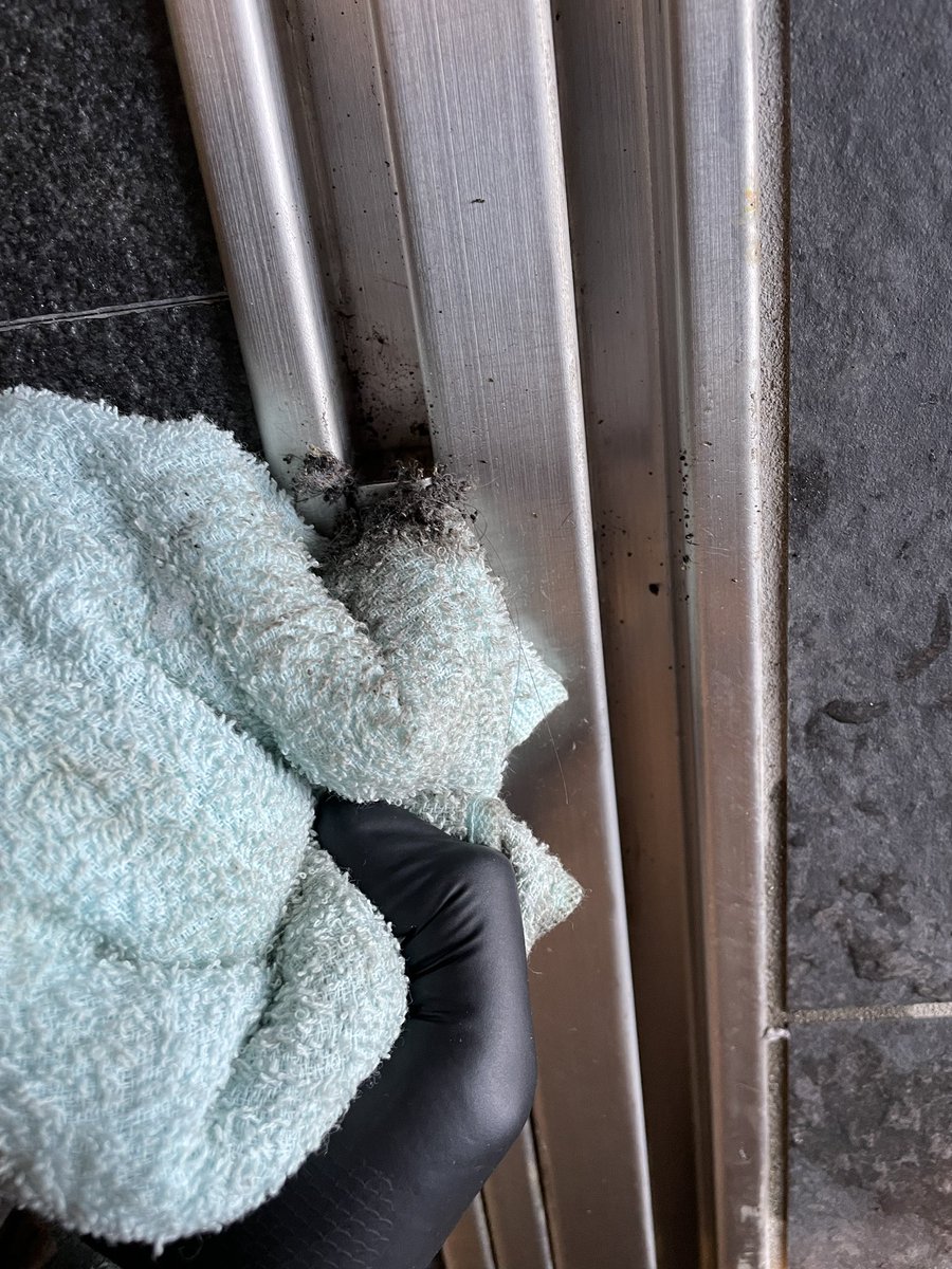 karimeloooo's tweet photo. 定期清掃では除雪なども行い、入居者さんがより住みやすい環境作りのお手伝いをします。

当たり前なのですが、なかなか出来ているところは少ないかと思います。

⁡オートロックのドアレールもしっかり磨きます🧤
⁡
#定期清掃
#ハウスクリーニング
#リフォーム
#お部屋探し https://t.co/asa0qezWd9