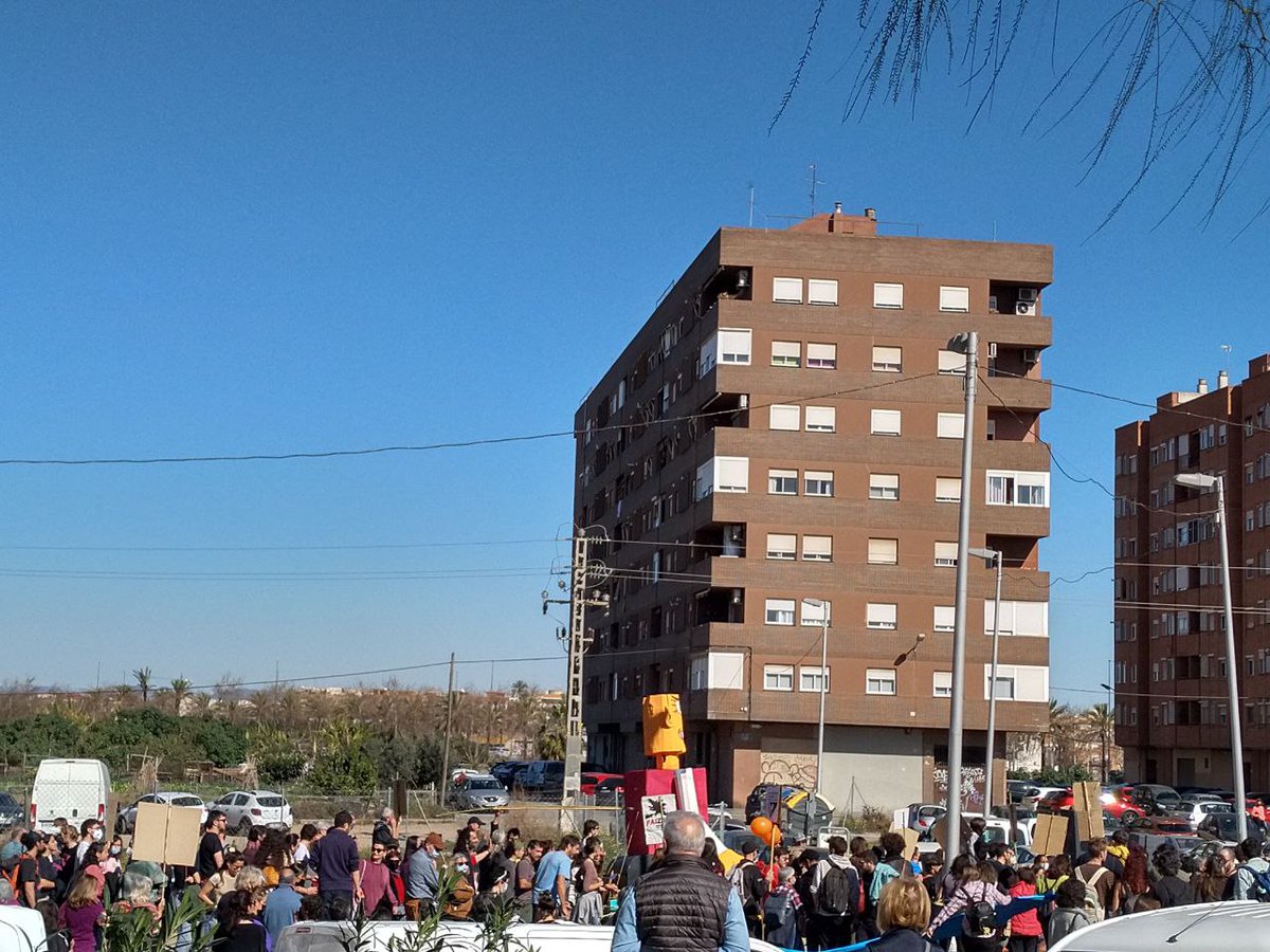 PodemVLC's tweet photo. Hui ens hem sumat a la reivindicació de Benimaclet i hem demanat amb ells, aigua, terra i llibertat. Perquè volem una ciutat gobernada per els seus habitants, i no per els interessos urbanístics i la especulació. No necessitem més edificis, necessitem l'horta
#MaiPAI #NiPAIniPE https://t.co/SpHd6E4VRO