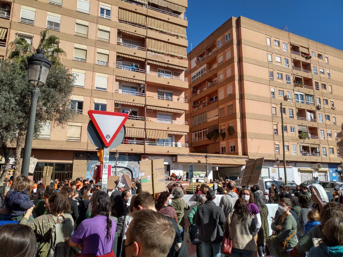 PodemVLC's tweet photo. Hui ens hem sumat a la reivindicació de Benimaclet i hem demanat amb ells, aigua, terra i llibertat. Perquè volem una ciutat gobernada per els seus habitants, i no per els interessos urbanístics i la especulació. No necessitem més edificis, necessitem l'horta
#MaiPAI #NiPAIniPE https://t.co/SpHd6E4VRO