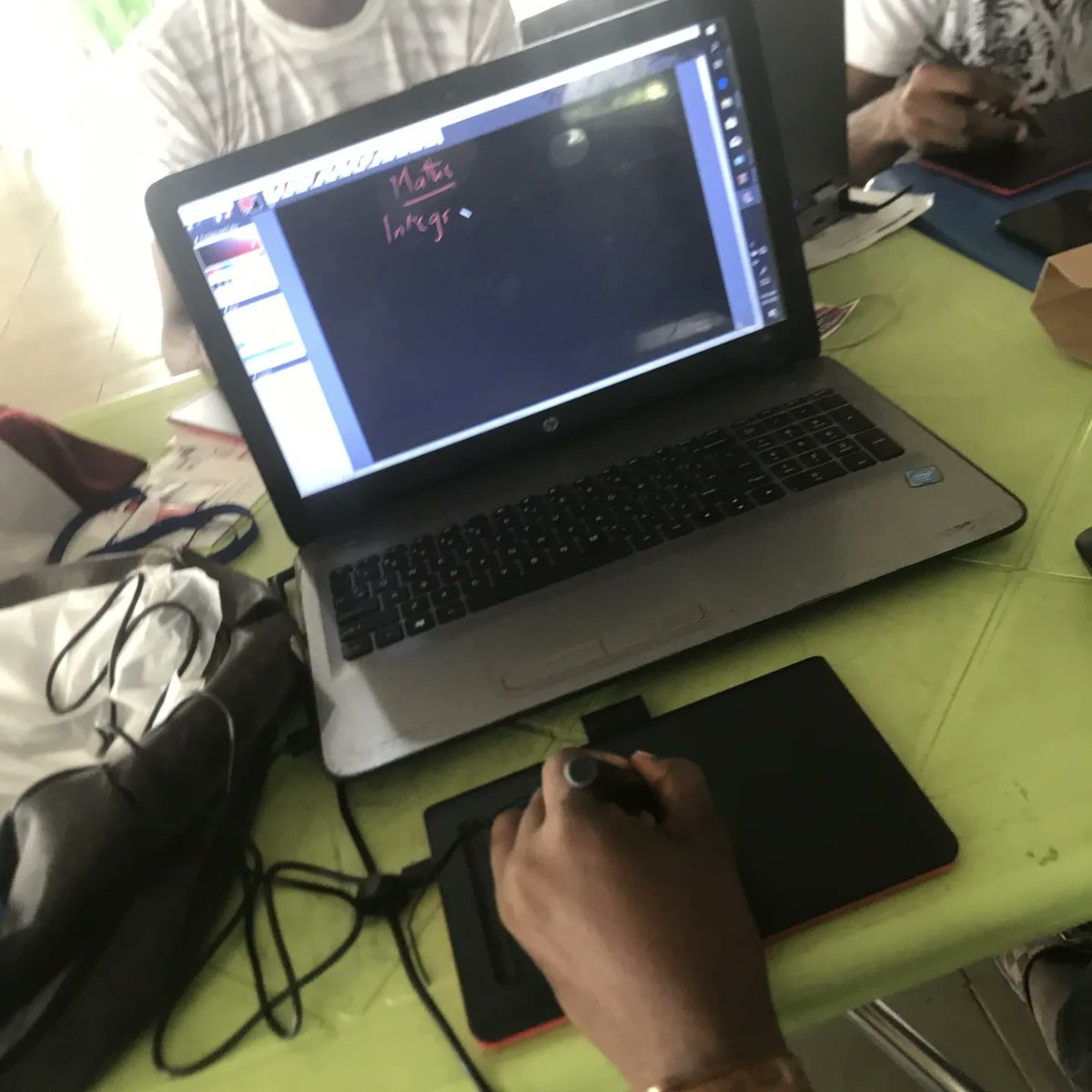 college_app_'s tweet photo. Running 🏃 a little test 💯  with our freelance🚀 tutors knowing how fast the have mastered ⏰ writing with the tablet and using their microphone 🎤 for good audio  sound 📢  .
#playmycourse
#collegeapp
#edtech
#teranexf https://t.co/Rb5rD7Z1sG