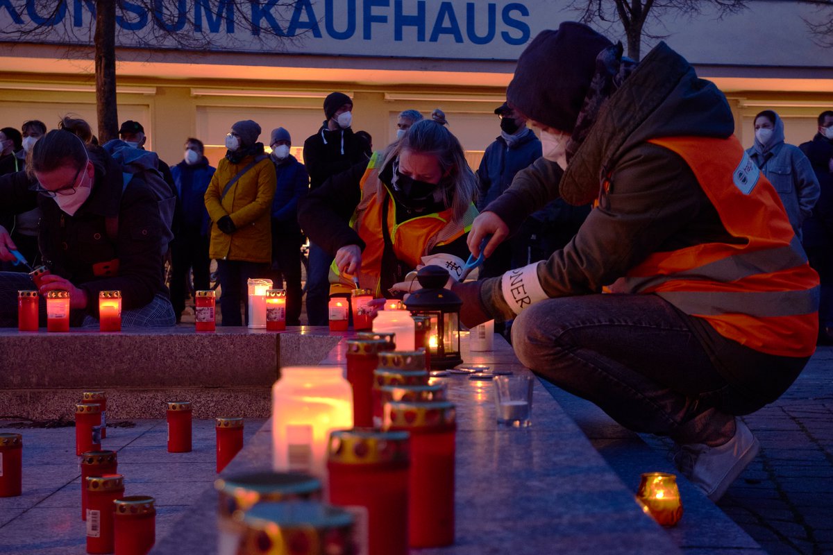 stillemehrheit's tweet photo. Lichter für #Solidarität. Vielen Dank allen Engagierten, die am Samstag mit uns Haltung gezeigt haben für Demokratie und Zusammenhalt in der Krise und uns geholfen haben, den Brunnenplatz Königs Wusterhausen in ein Lichtermeer zu verwandeln!
#haltungzeigen #bb1902 https://t.co/PjHFLZTMrj