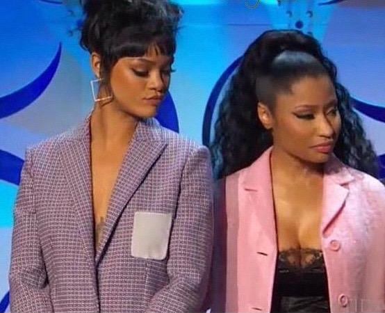 MinajRedeBR's tweet photo. Desejamos um feliz aniversário para a mamãe do ano Rihanna, e muito mais sucesso na sua carreira e parabéns pelo seu primeiro bebê. ❤ https://t.co/Hj3f7e9JoW