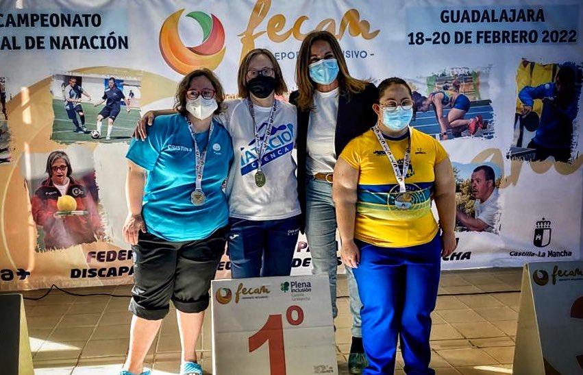 Cs_Guadalajara's tweet photo. 👏 Esta mañana la vicepresidenta de la @dipuguadalajara @OlgaVilllanueva ha acudido a la Clausura del 26º Campeonato Regional de Natación 

🥇 Junto a @fecamclm y otros miembros colaboradores, ha entregado las medallas a los ganadores

¡Enhorabuena! https://t.co/BkwytumI84