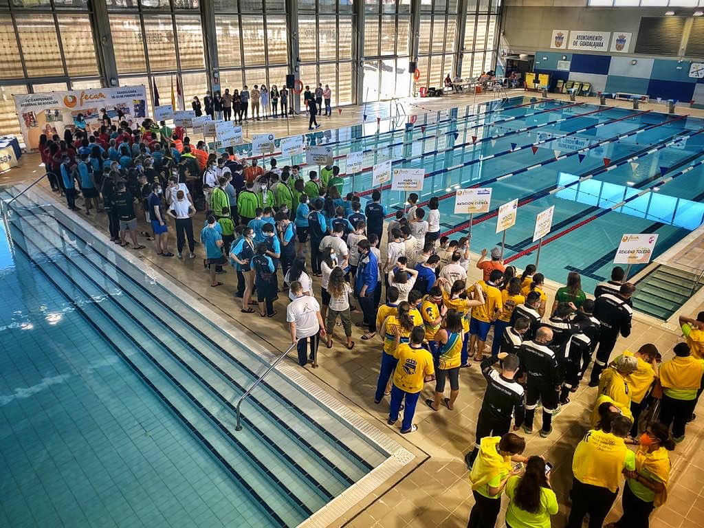 Cs_Guadalajara's tweet photo. 👏 Esta mañana la vicepresidenta de la @dipuguadalajara @OlgaVilllanueva ha acudido a la Clausura del 26º Campeonato Regional de Natación 

🥇 Junto a @fecamclm y otros miembros colaboradores, ha entregado las medallas a los ganadores

¡Enhorabuena! https://t.co/BkwytumI84
