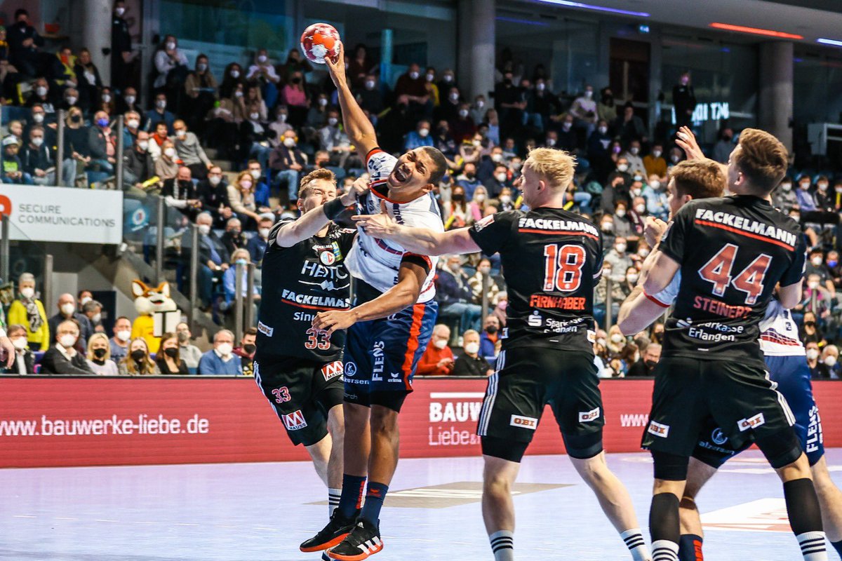 SGFleHa's tweet photo. ⏸ HALBZEIT
Unsere Jungs lassen zum Ende der ersten Hälfte etwas nach und Erlangen kommt ran. #Golla ist effizient und es geht mit 2 Toren Führung in die Pause.
________
#HCESGF 13:15
#SGPower 💙❤️
#OhneGrenzen https://t.co/HSFxI5xxgV