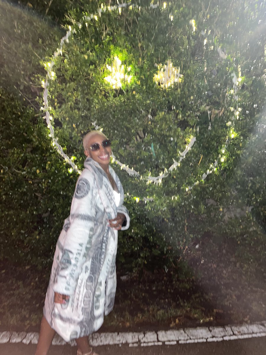 godivaagoddess's tweet photo. “I fw her vibe, i see dollar signs”💵🤑🤍 https://t.co/nD0aO9omZc