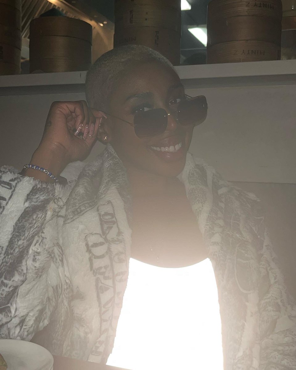 godivaagoddess's tweet photo. “I fw her vibe, i see dollar signs”💵🤑🤍 https://t.co/nD0aO9omZc