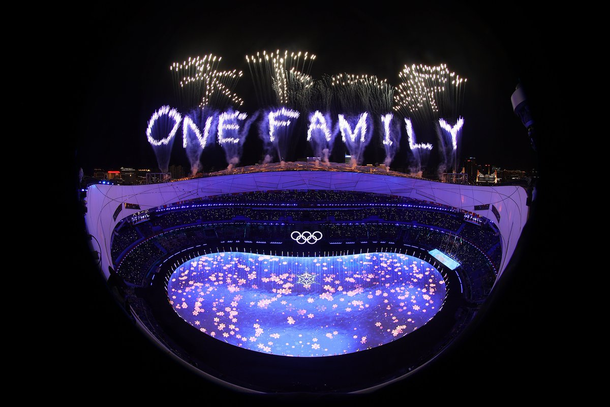 'One world, one family.'

A powerful message in the Beijing sky.

#StrongerTogether | #ClosingCeremony