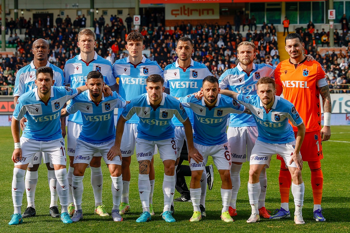 Trabzonspor'un ilk yarıdaki futbolunu tek kelimeyle anlatın. 

👇✍