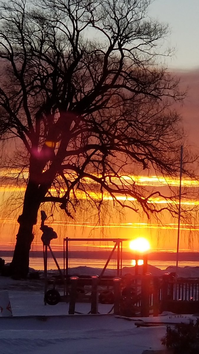 RareCat's tweet photo. #BraddockBayComplex #LakeOntario #ROC
 
Don't wait for extraordinary opportunities.  Seize common occasions like taking a ride down the Ontario Parkway or checking out the swans on Braddock Bay and make them great times.
#sunrise
#Ty4ThisDayMyLord 
#HABD☮❤ https://t.co/5gf7psiwKY