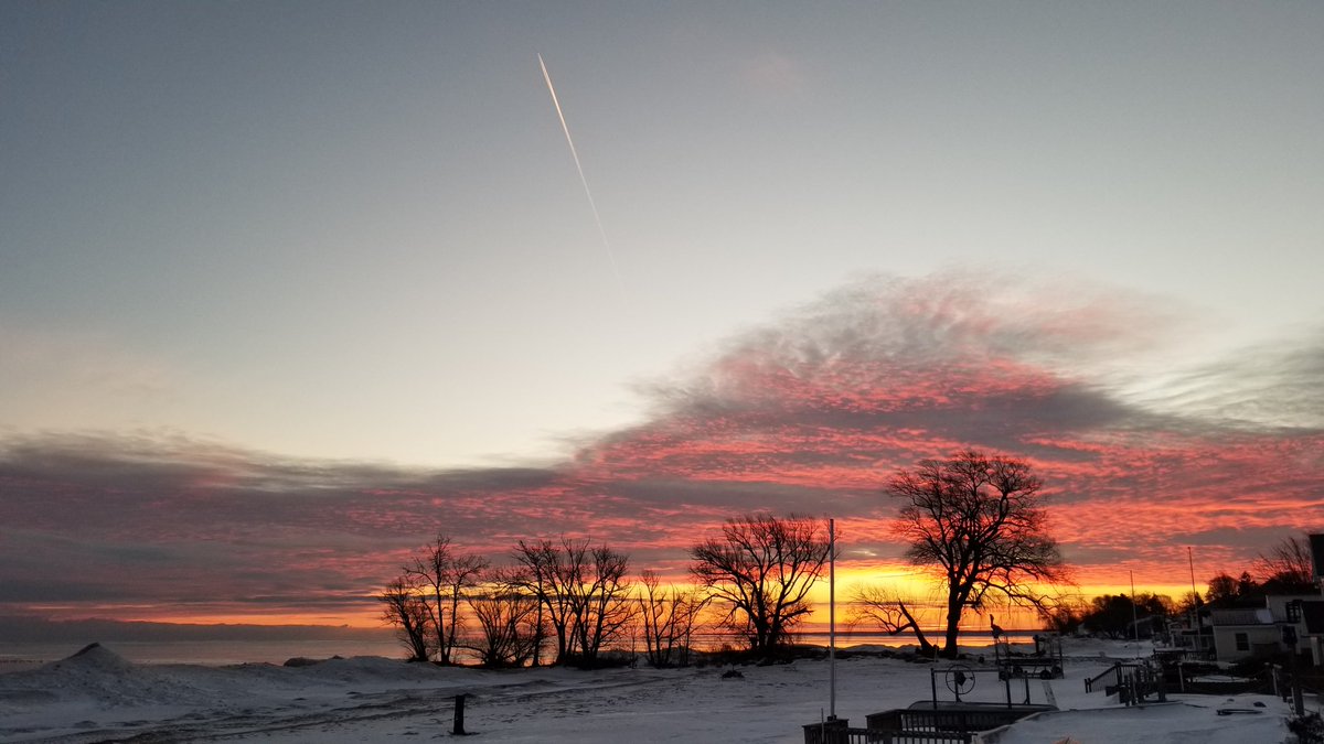 RareCat's tweet photo. #BraddockBayComplex #LakeOntario #ROC
 
Don't wait for extraordinary opportunities.  Seize common occasions like taking a ride down the Ontario Parkway or checking out the swans on Braddock Bay and make them great times.
#sunrise
#Ty4ThisDayMyLord 
#HABD☮❤ https://t.co/5gf7psiwKY