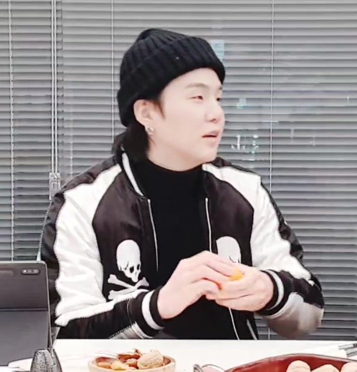 Long black hair Jimin and mullet Yoongi in today’s live serving looks for upcoming ptd seoul