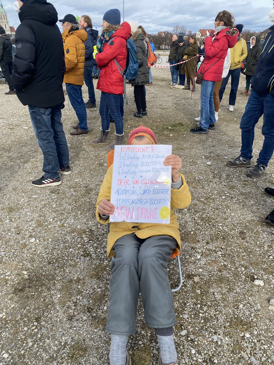 ParentCritical's tweet photo. Was für ein kreativer Protest auf der Wiesn! Hier stehen ca. So viele Menschen für eine freiwillige Impfentscheidung, einem Weg aus der Angstspirale, für Menschlichkeit. Die Stimmung ist gut! Keine gewaltbereiten Nazis weit und breit, lauter nette Menschen. #muc2002 #maske https://t.co/VSagpzEN3V
