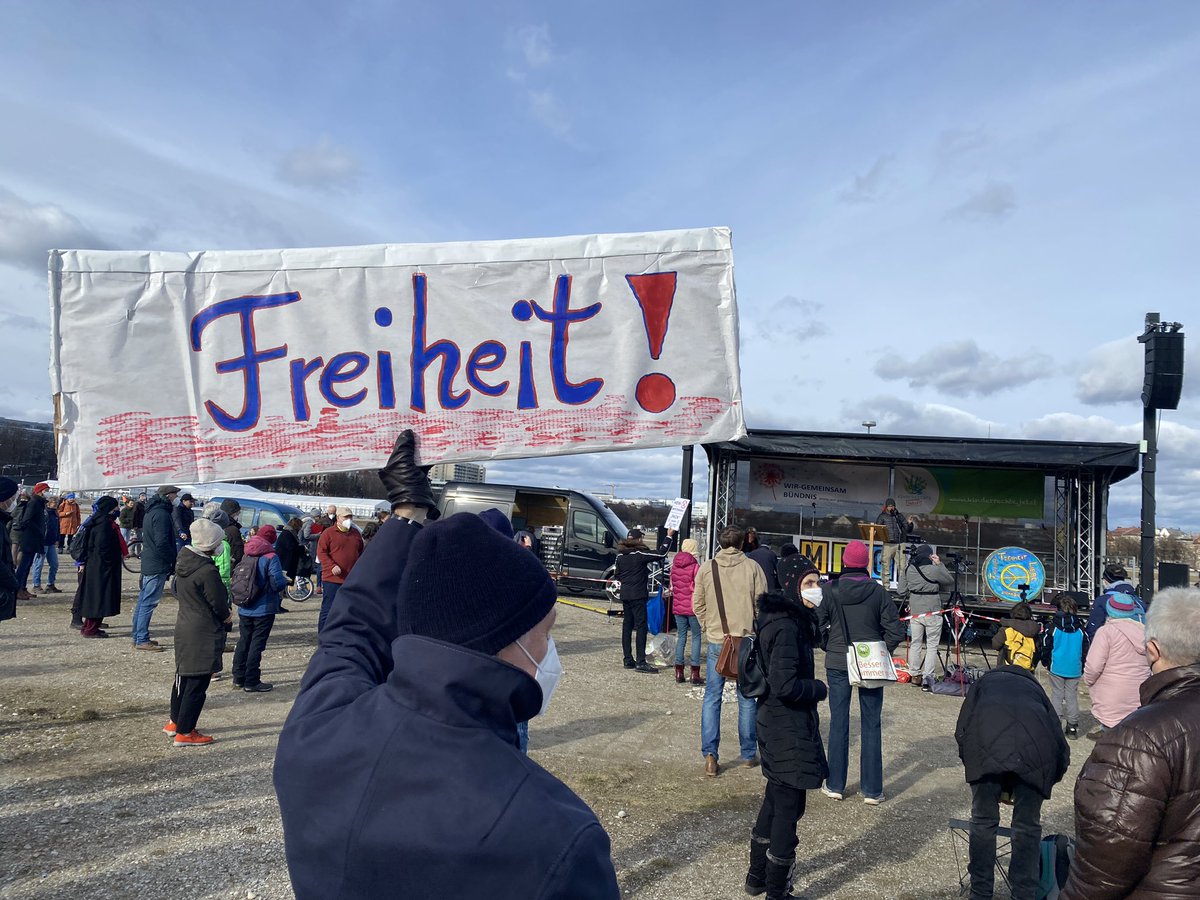 ParentCritical's tweet photo. Was für ein kreativer Protest auf der Wiesn! Hier stehen ca. So viele Menschen für eine freiwillige Impfentscheidung, einem Weg aus der Angstspirale, für Menschlichkeit. Die Stimmung ist gut! Keine gewaltbereiten Nazis weit und breit, lauter nette Menschen. #muc2002 #maske https://t.co/VSagpzEN3V