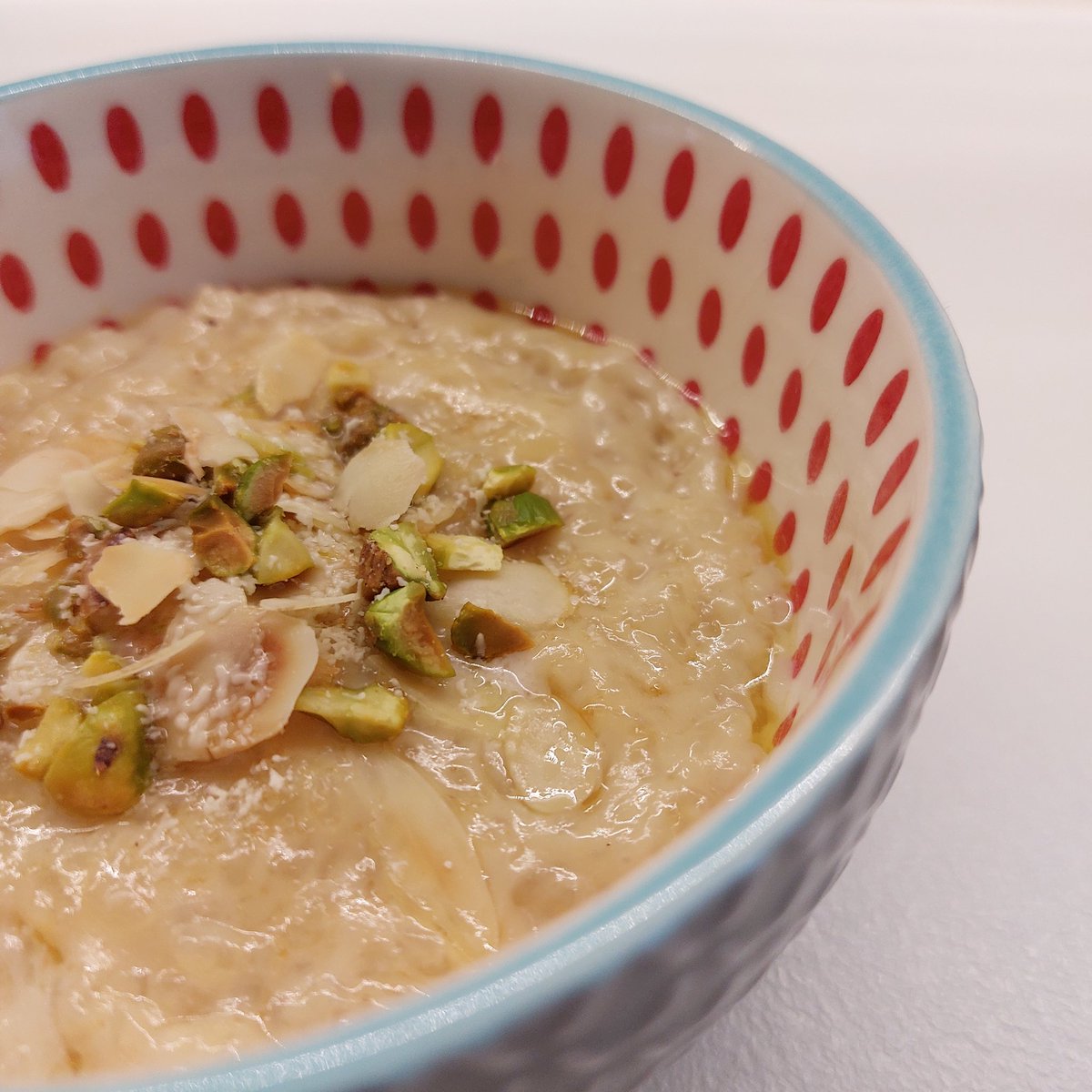 Denise_v_D_'s tweet photo. On this grey and rainy day I really needed a bowl of comfort food. And this Chai Rice Pud from @sortedfood certainly did the job!🤤 But of course nothing can beat my mom's rice pudding, but it comes close 😄 #CBA2 #sortedcookbook #ricepud https://t.co/UojESjlt36