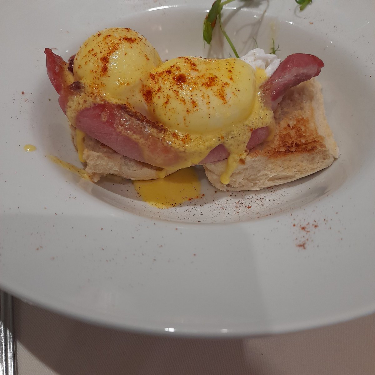17offyourfeet's tweet photo. Lovely eggs benedict with #blaaa in the @GranvilleWford #Waterford https://t.co/0SdeQKeatd