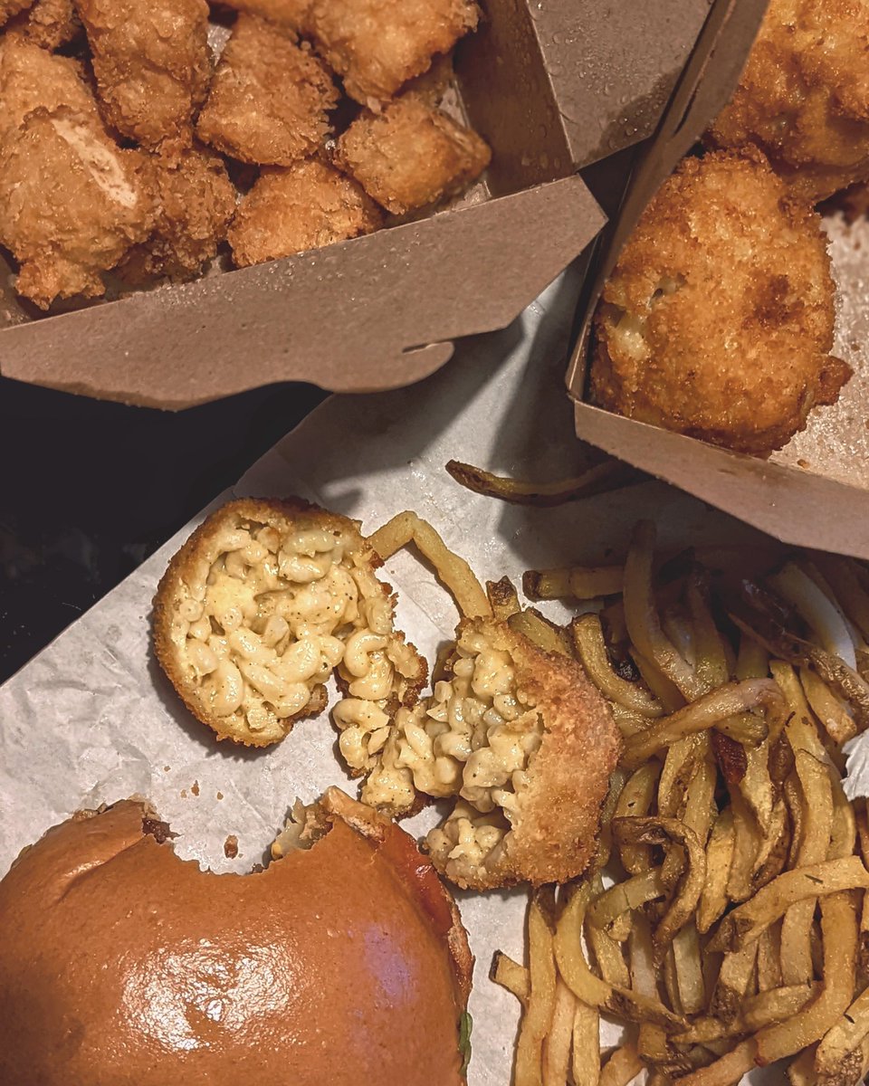 #UrbanFood 🔥
La vraie #streetfood comme on aime c'est chez Bump_paris ! 🍔🍟
Le kiffe du #Cheeseburger des fameux #Macncheese et #Chickypop, tout est trop bon ! 😋
📍 4b rue Saint Sauveur #paris4
➖
#parisfood #bonneadresse #burgerlover #tasteofparis #tendancesfood