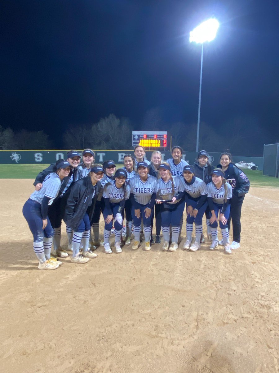 KCTigerSoftball's tweet photo. 5-1 on the weekend and runners up at the @leadoffclassic! Lost a tough one in 9 innings in the championship but extremely proud of the fight and the way these girls represented themselves, this team and @KleinCollins! #goheavy #ELE https://t.co/PHO7jEIIpX