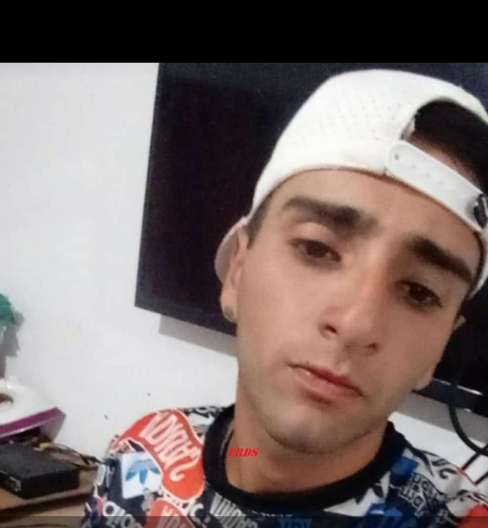 ElRadardelSur's tweet photo. F. varela Un joven motociclista murió al ser embestido por una camioneta que circulaba a gran velocidad. Tras el violento impacto la víctima fue arrojado a la mano contraria, a casi cien metros del lugar, el cuerpo quedó destrozado. https://t.co/h22TShJpyF https://t.co/u4CTexjm5i