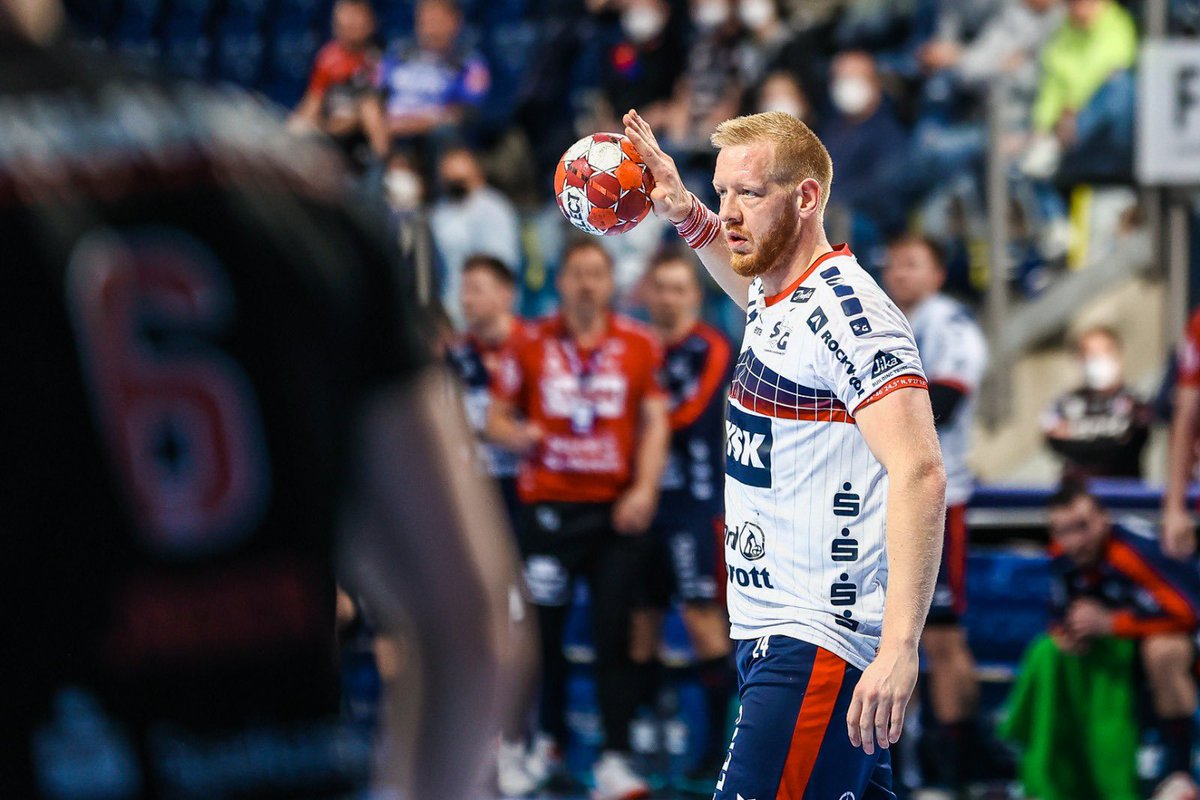 SGFleHa's tweet photo. 35‘ Es bleibt ein intensives Spiel. Vorne versenkt @Gotte24 den Ball.
________
#HCESGF 15:18
#SGPower 💙❤️
#OhneGrenzen https://t.co/nPZdAj8GFj